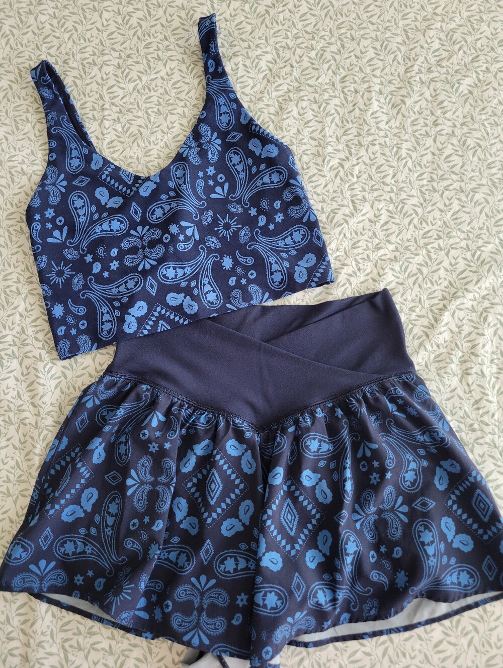 aerie real me offline paisley blue active workout matching set medium